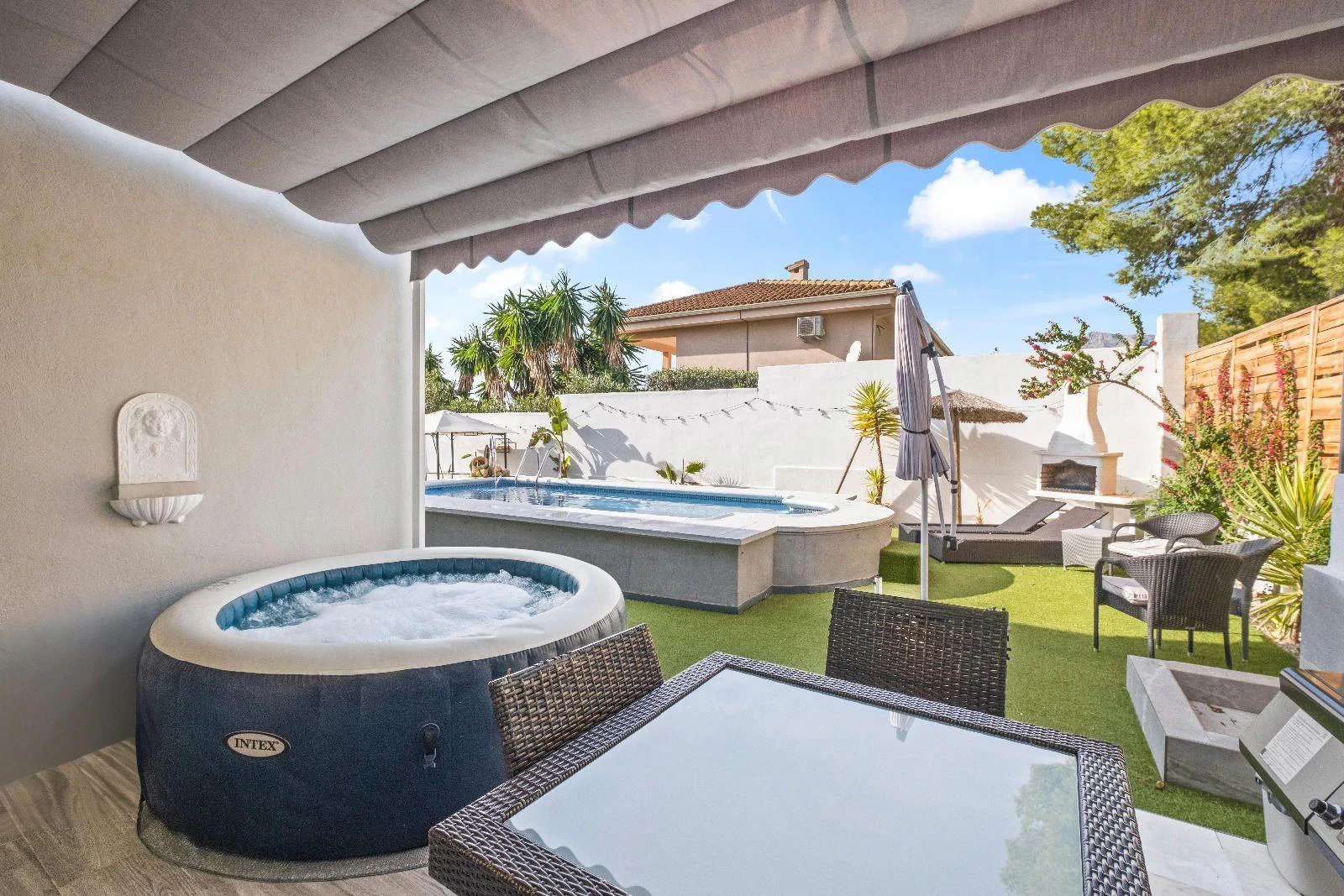 1351 - Charming Renovated Villa with Pool and Solarium