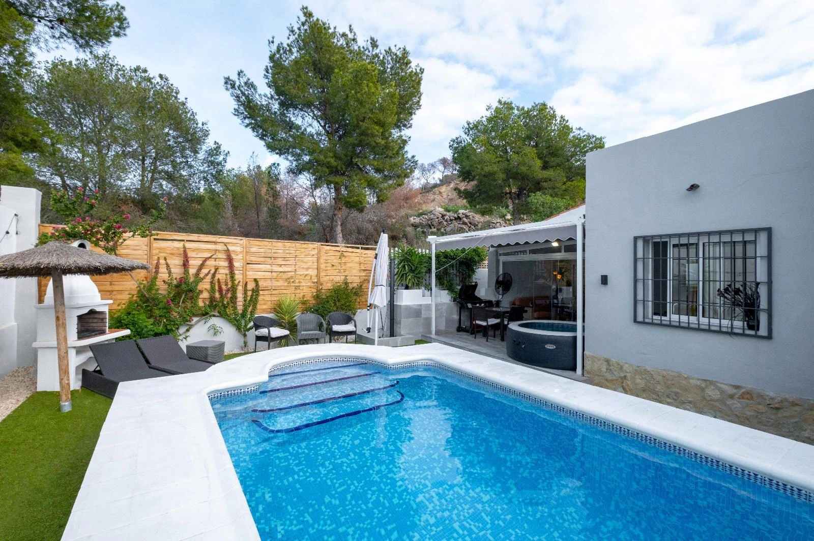1351 - Charming Renovated Villa with Pool and Solarium