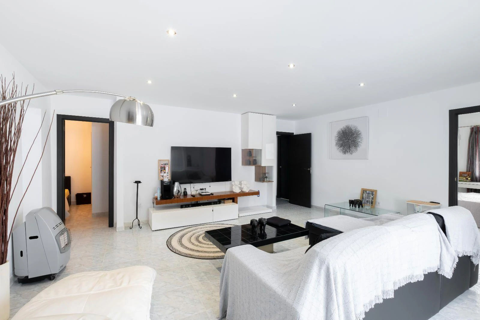 1351 - Charming Renovated Villa with Pool and Solarium
