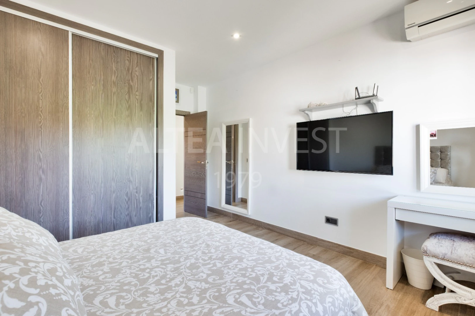 Renovated Contemporary Villa with Separate Apartment in a Prime Location on the Costa Blanca