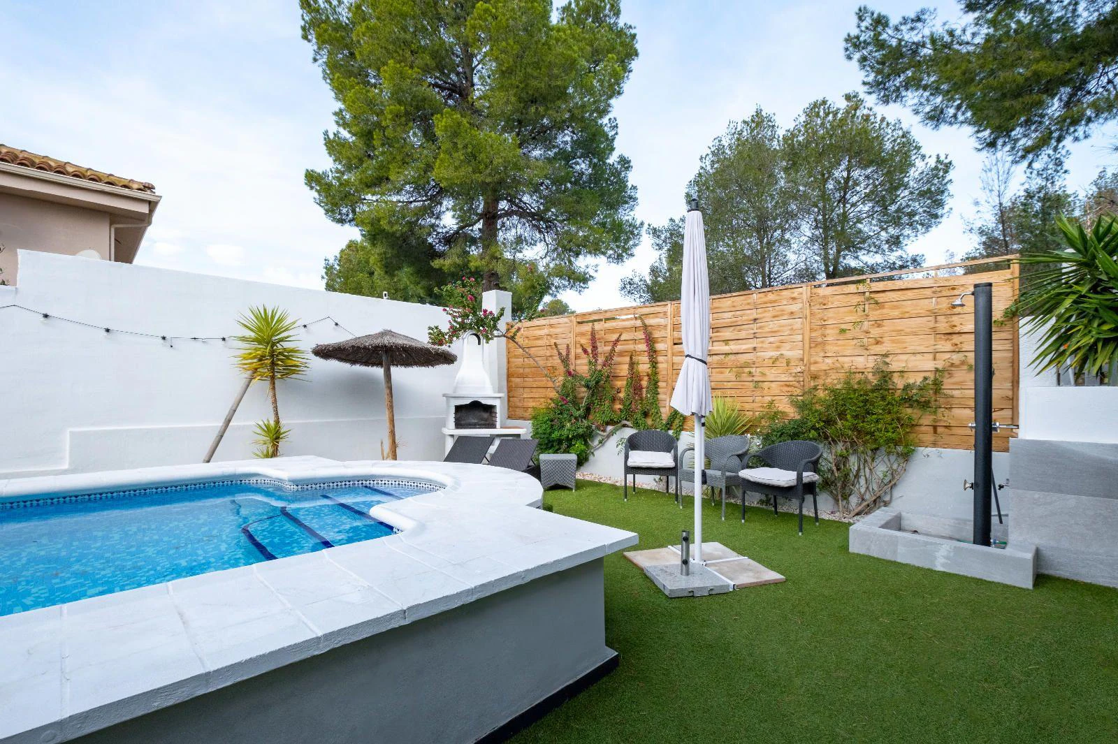 1351 - Charming Renovated Villa with Pool and Solarium