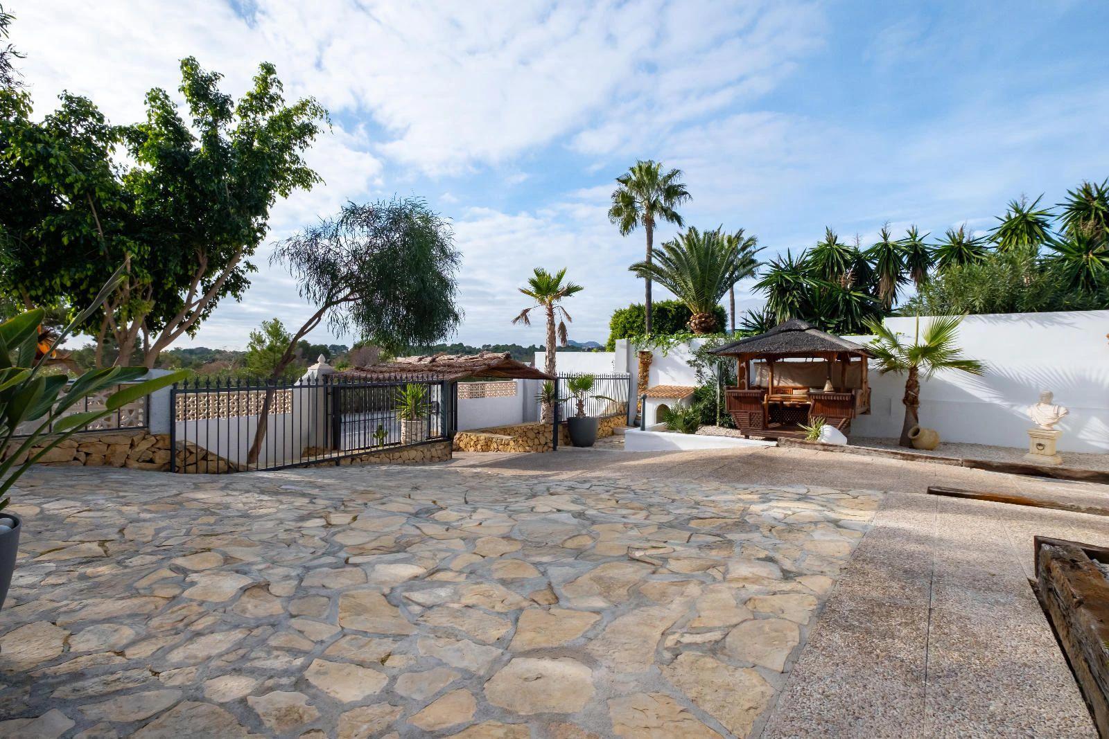 1351 - Charming Renovated Villa with Pool and Solarium