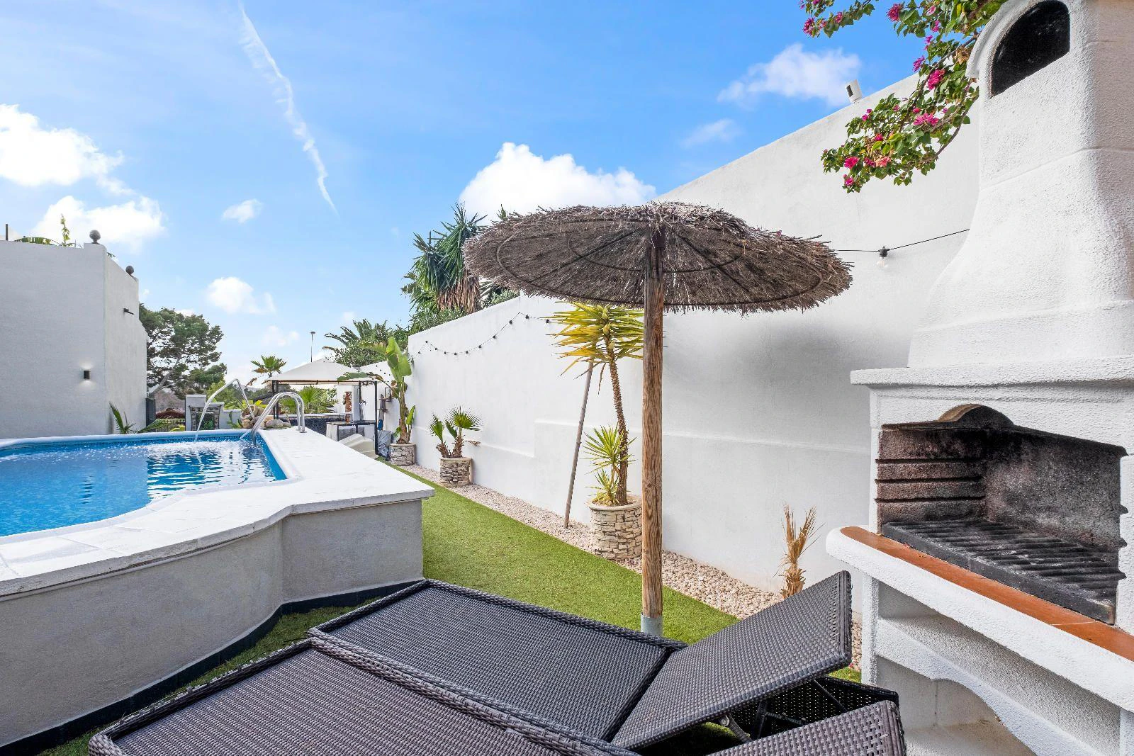 1351 - Charming Renovated Villa with Pool and Solarium