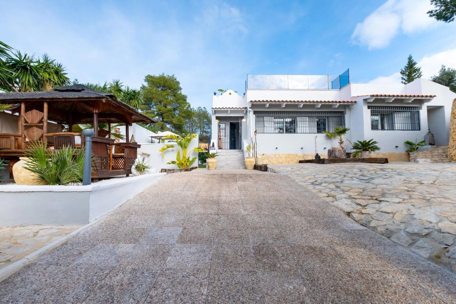 1351 - Charming Renovated Villa with Pool and Solarium