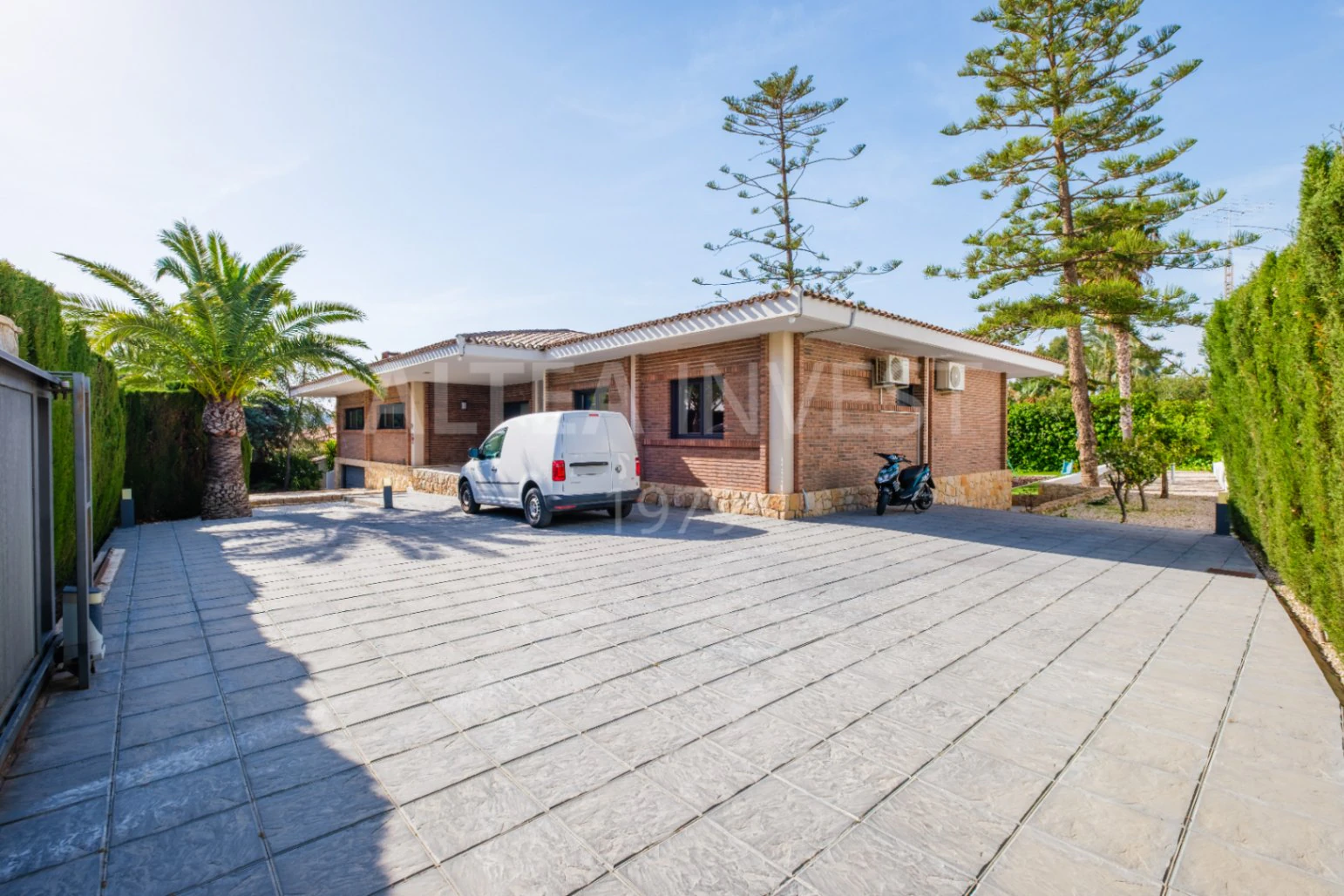 Renovated Contemporary Villa with Separate Apartment in a Prime Location on the Costa Blanca