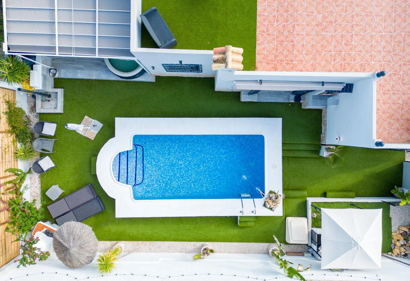 1351 - Charming Renovated Villa with Pool and Solarium