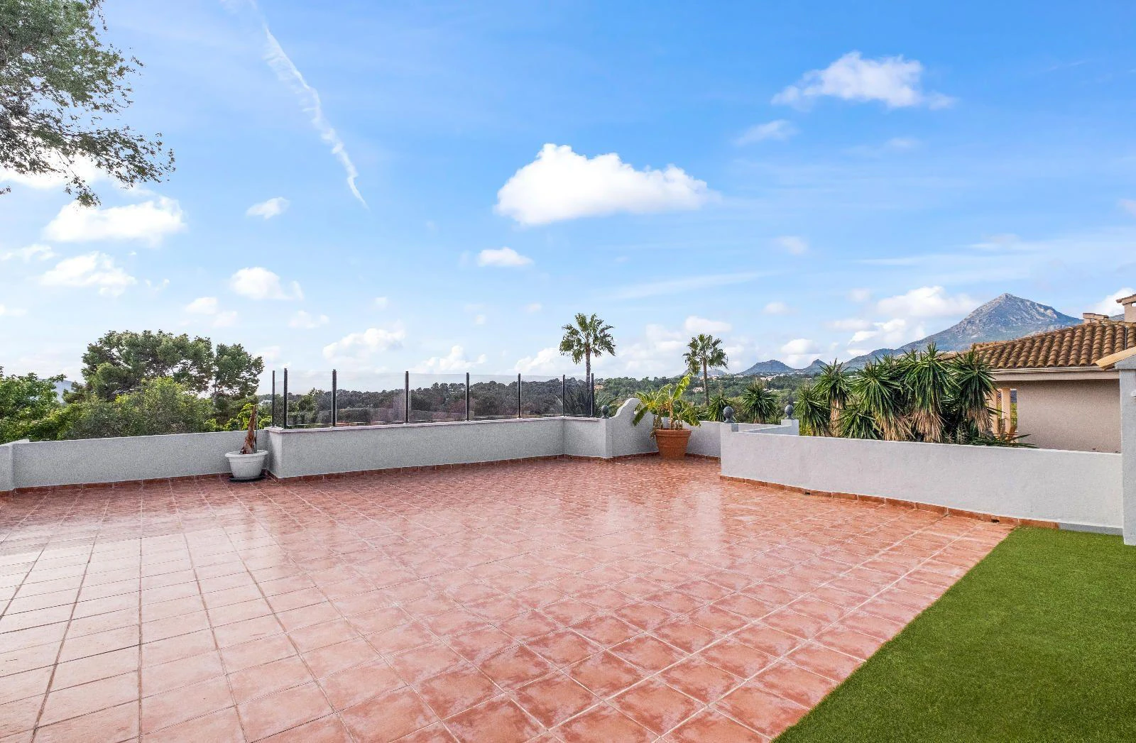 1351 - Charming Renovated Villa with Pool and Solarium
