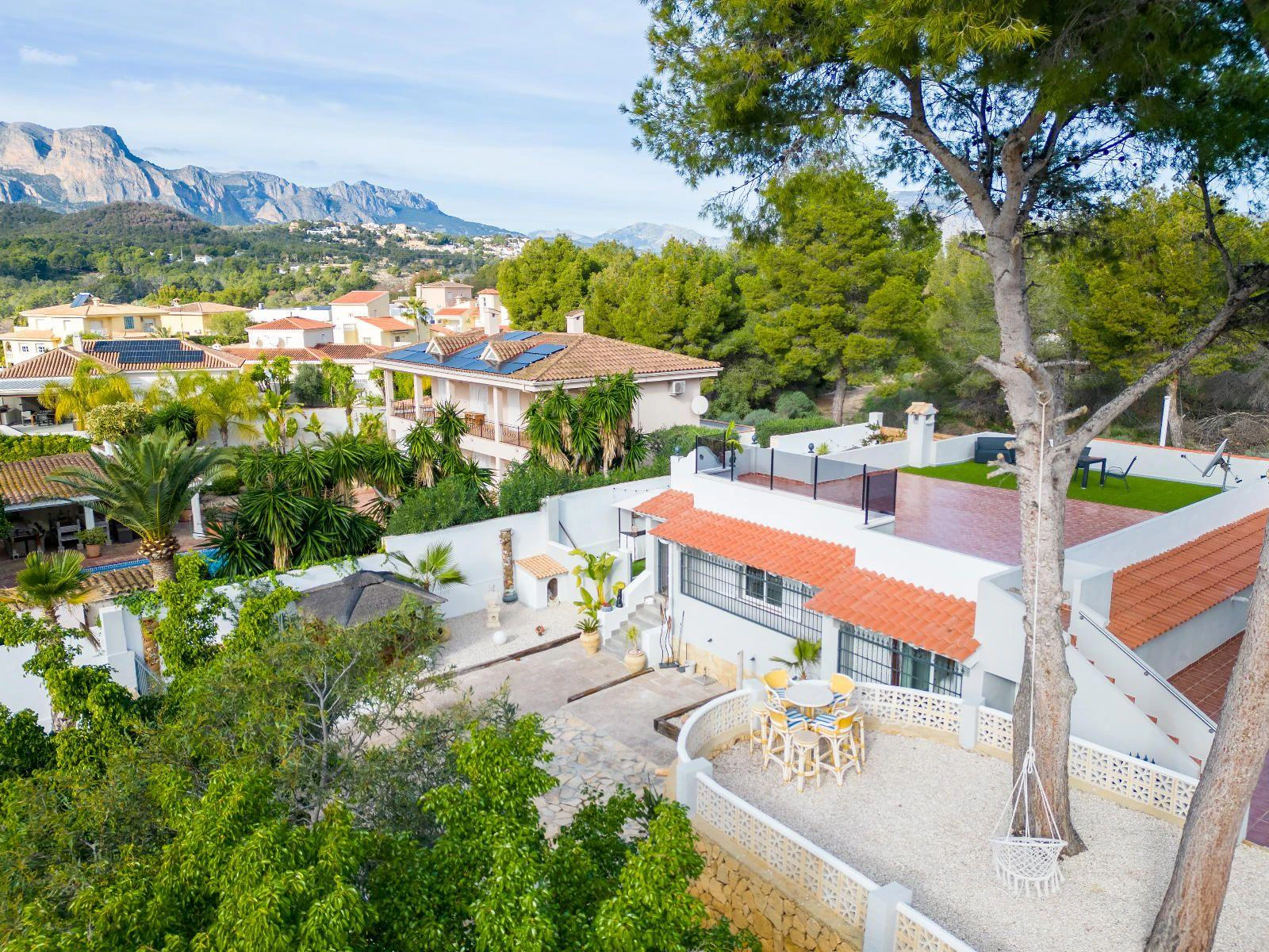 1351 - Charming Renovated Villa with Pool and Solarium