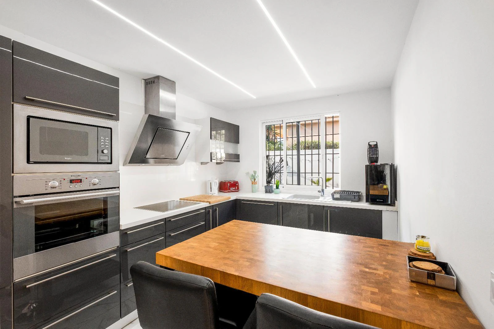 1351 - Charming Renovated Villa with Pool and Solarium