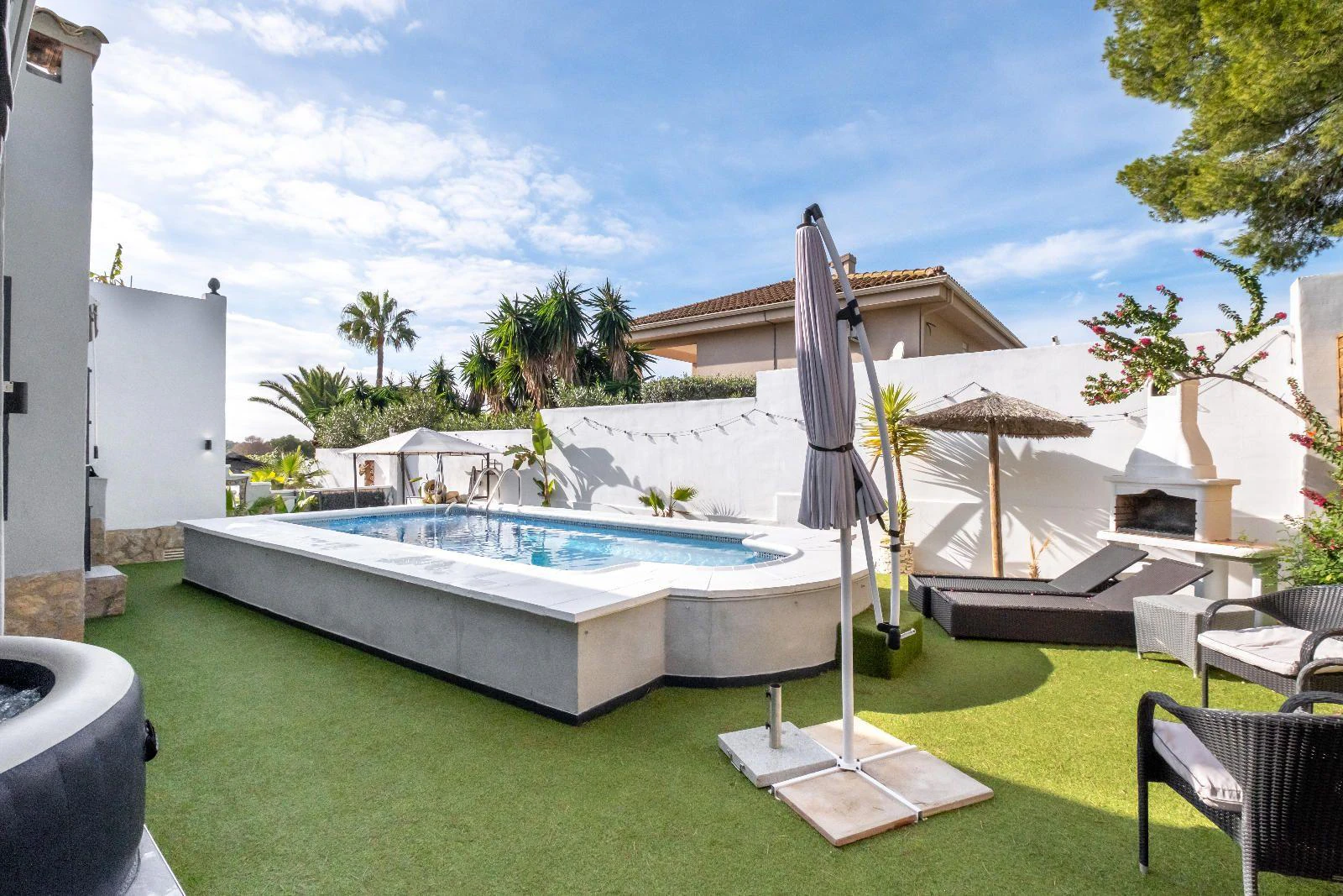 1351 - Charming Renovated Villa with Pool and Solarium