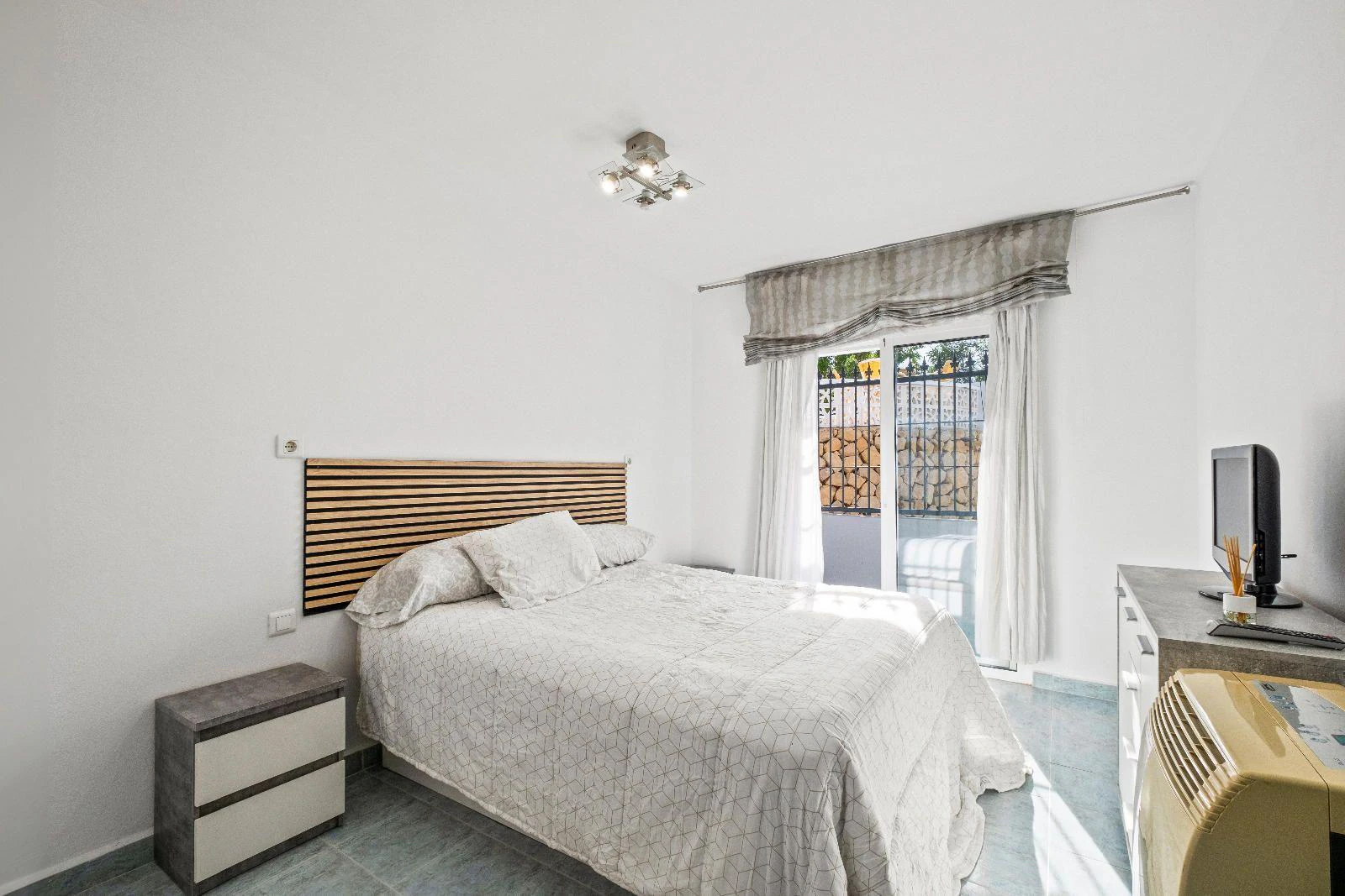 1351 - Charming Renovated Villa with Pool and Solarium
