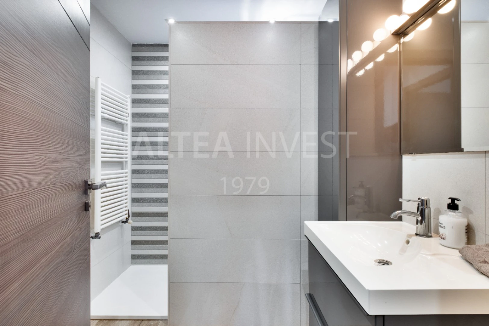 Renovated Contemporary Villa with Separate Apartment in a Prime Location on the Costa Blanca