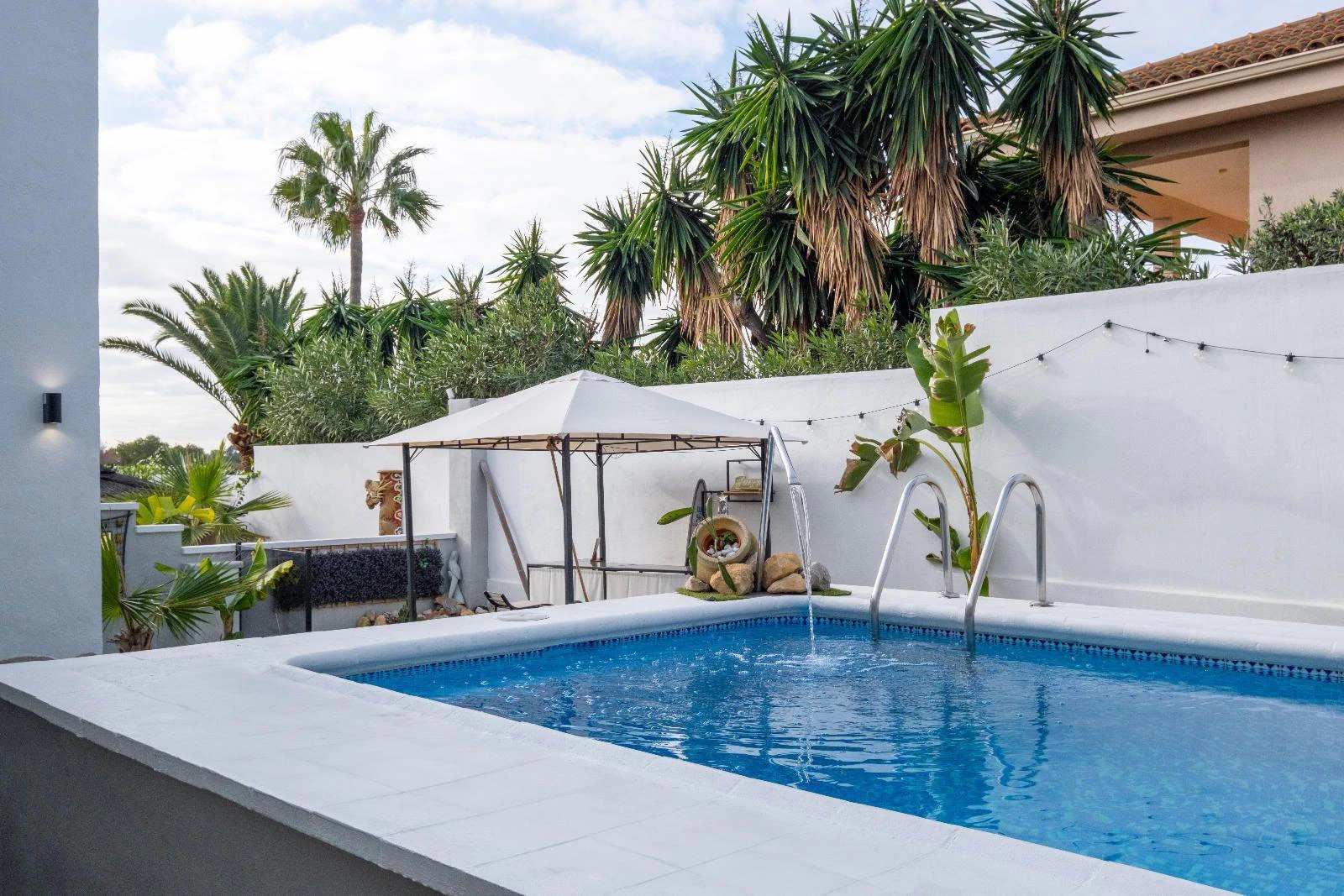 1351 - Charming Renovated Villa with Pool and Solarium