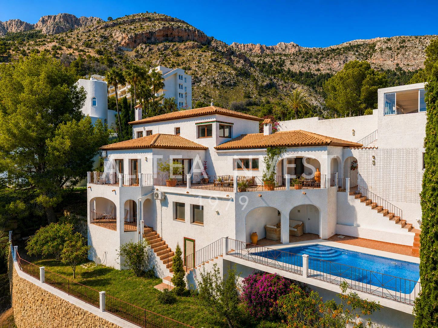 Elegant and spacious villa with open views over the Bay of Altea.