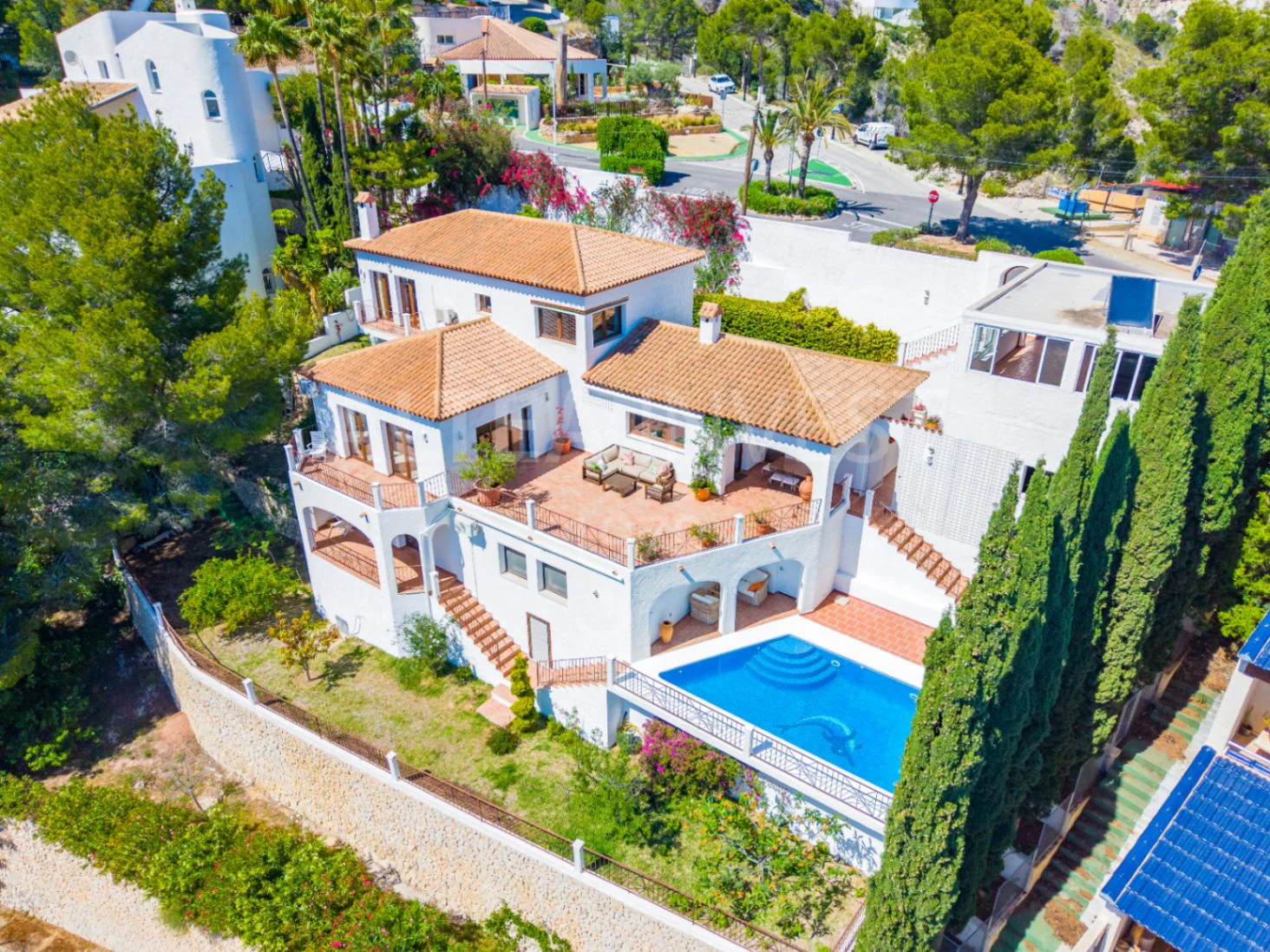 Elegant and spacious villa with open views over the Bay of Altea.