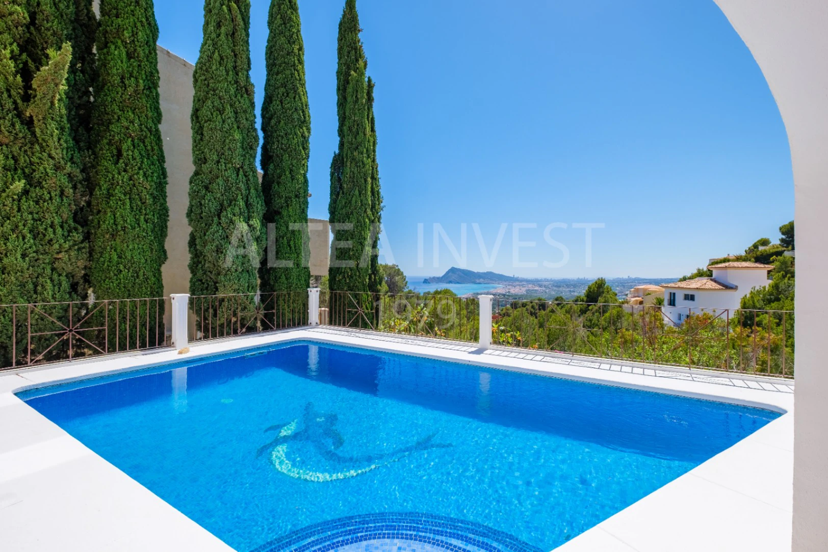 Elegant and spacious villa with open views over the Bay of Altea.