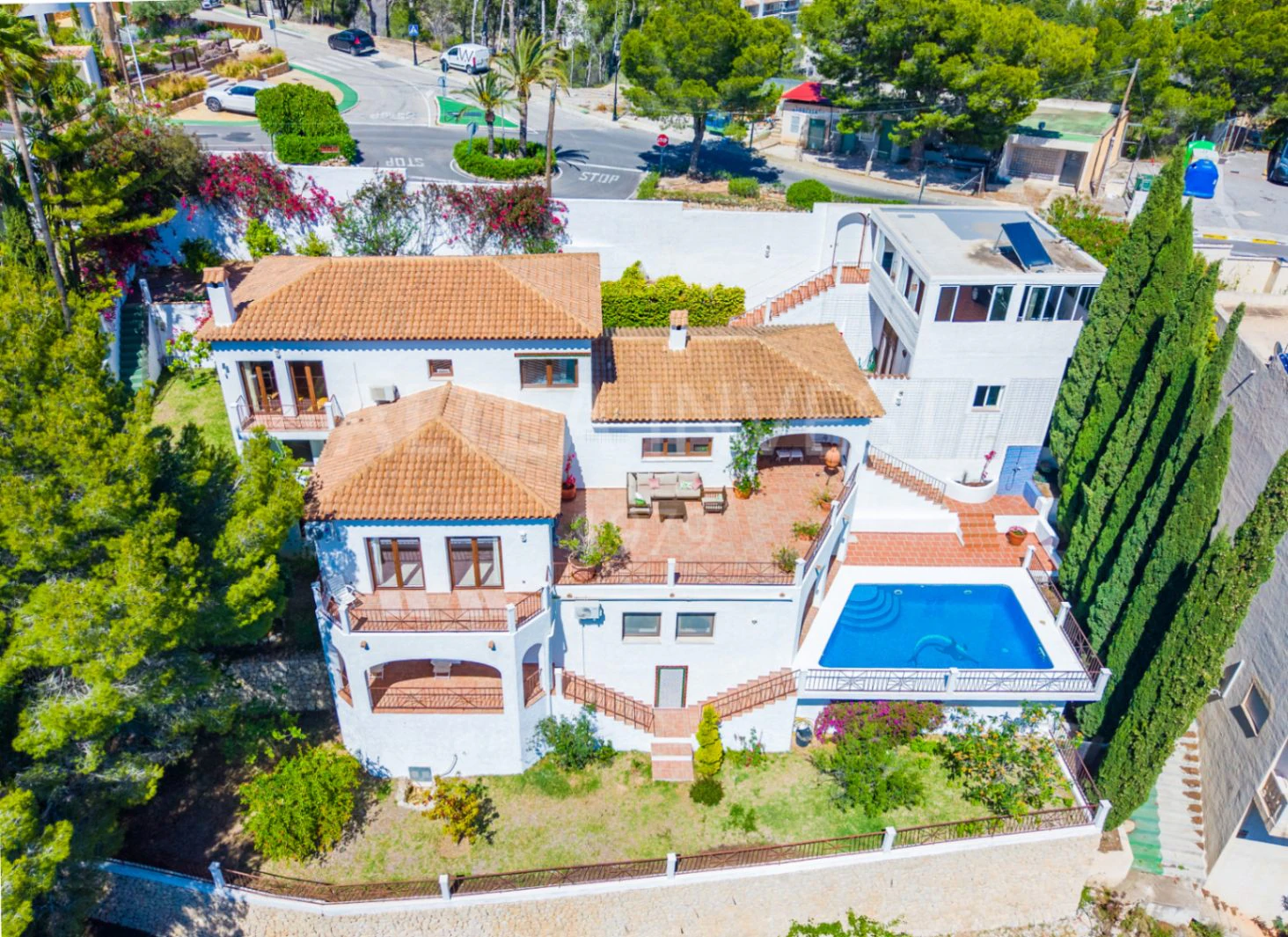 Elegant and spacious villa with open views over the Bay of Altea.