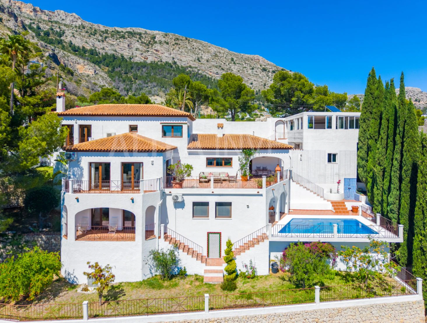 Elegant and spacious villa with open views over the Bay of Altea.