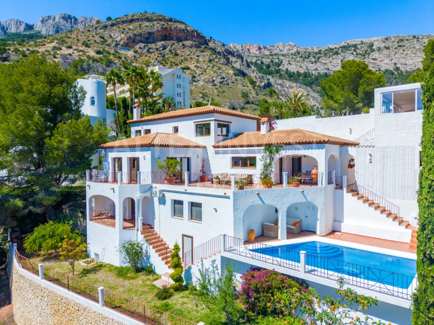Elegant and spacious villa with open views over the Bay of Altea.