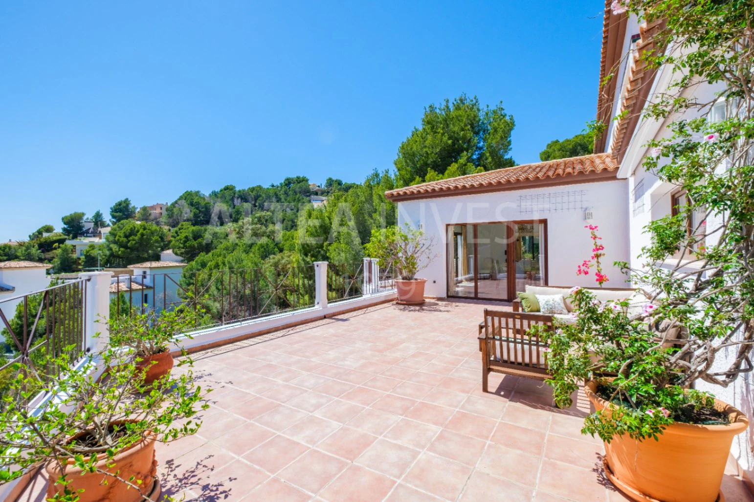 Elegant and spacious villa with open views over the Bay of Altea.