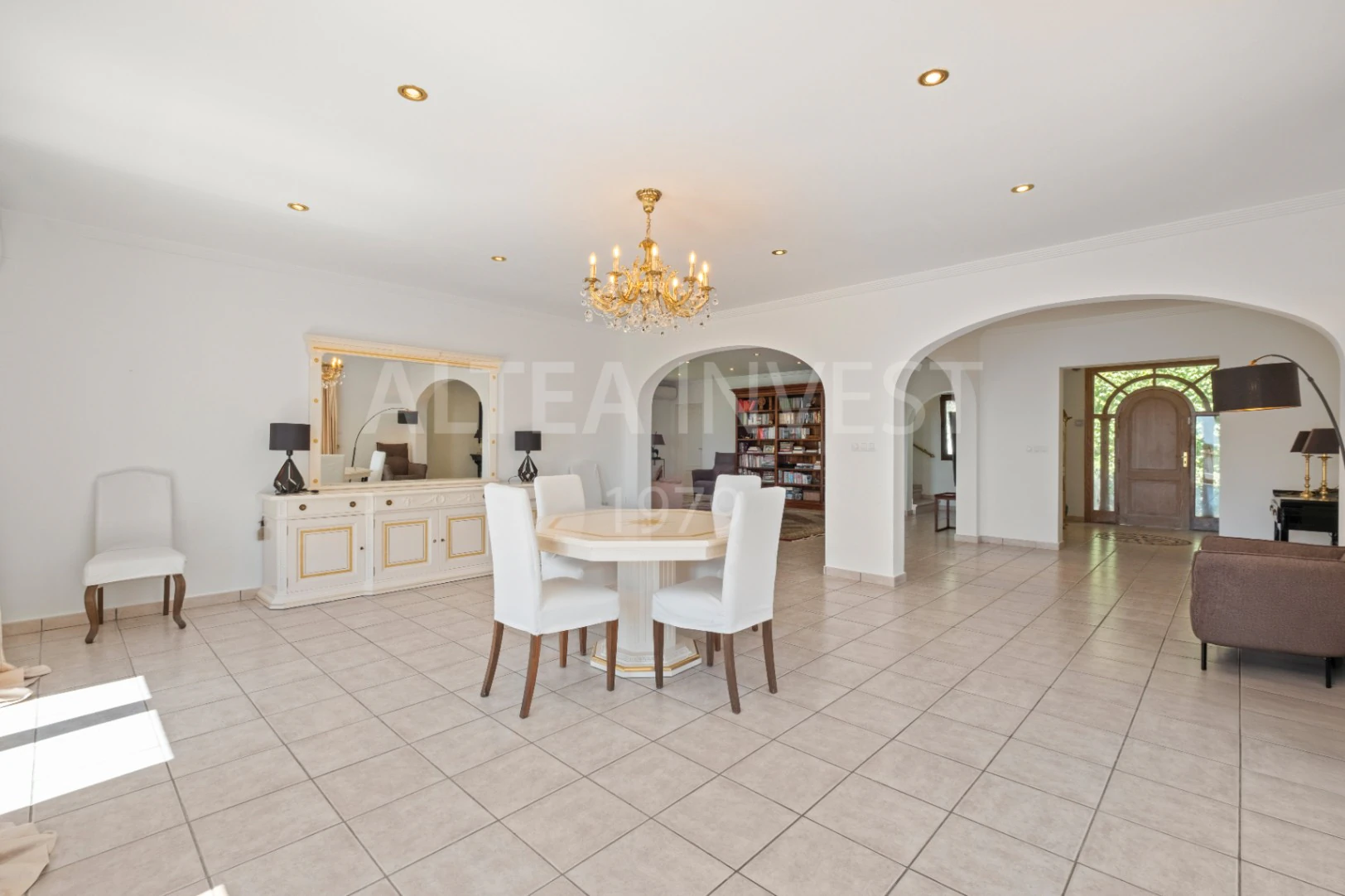 Elegant and spacious villa with open views over the Bay of Altea.