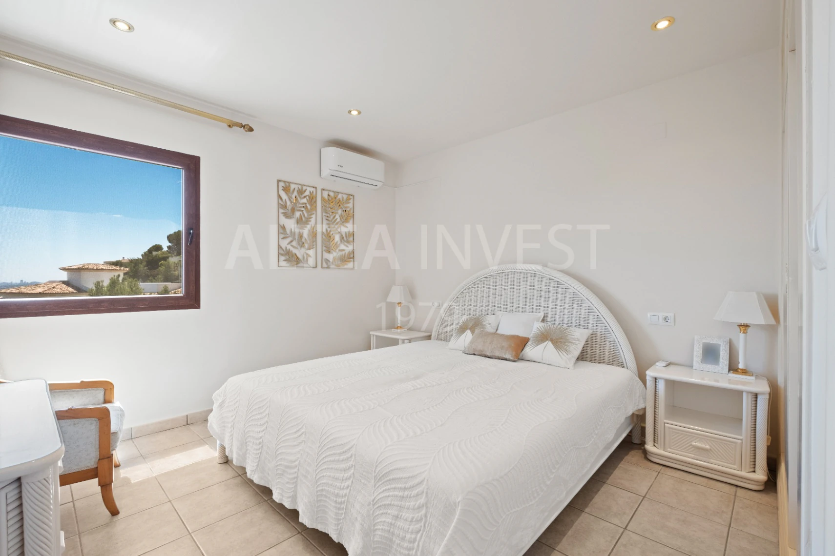 Elegant and spacious villa with open views over the Bay of Altea.