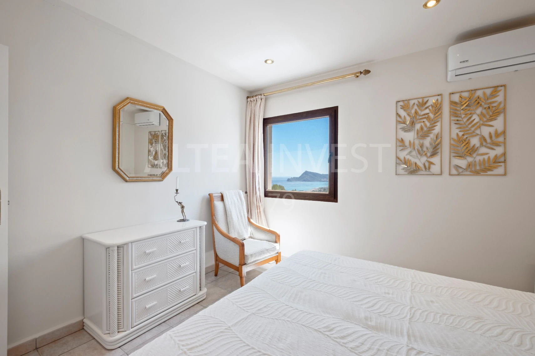 Elegant and spacious villa with open views over the Bay of Altea.