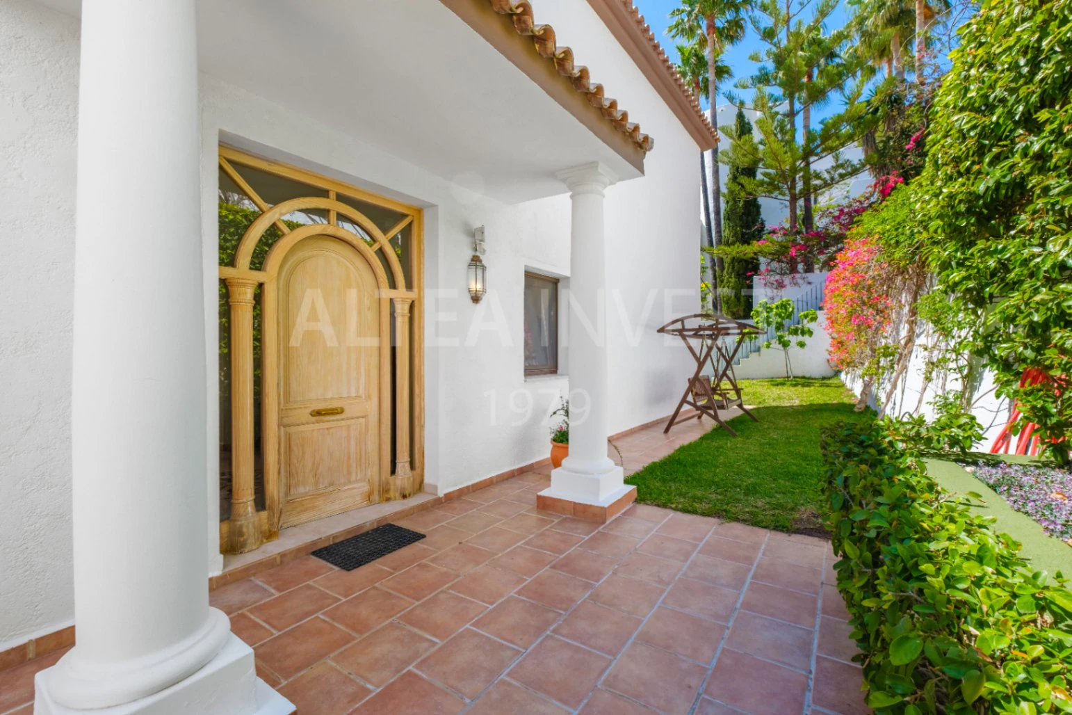 Elegant and spacious villa with open views over the Bay of Altea.