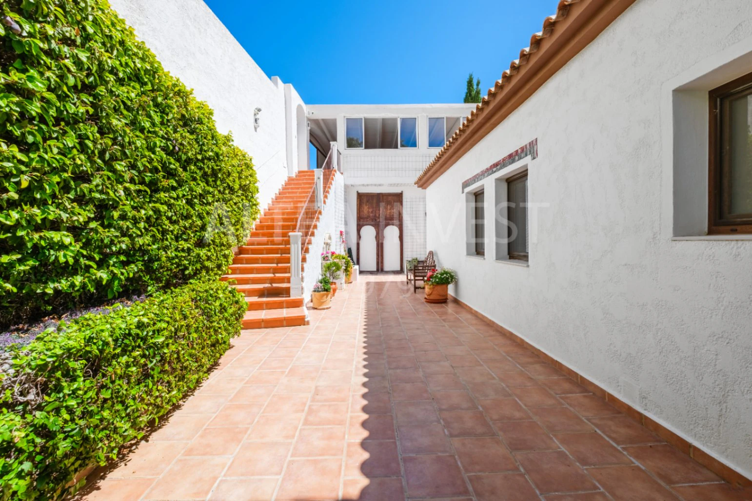 Elegant and spacious villa with open views over the Bay of Altea.