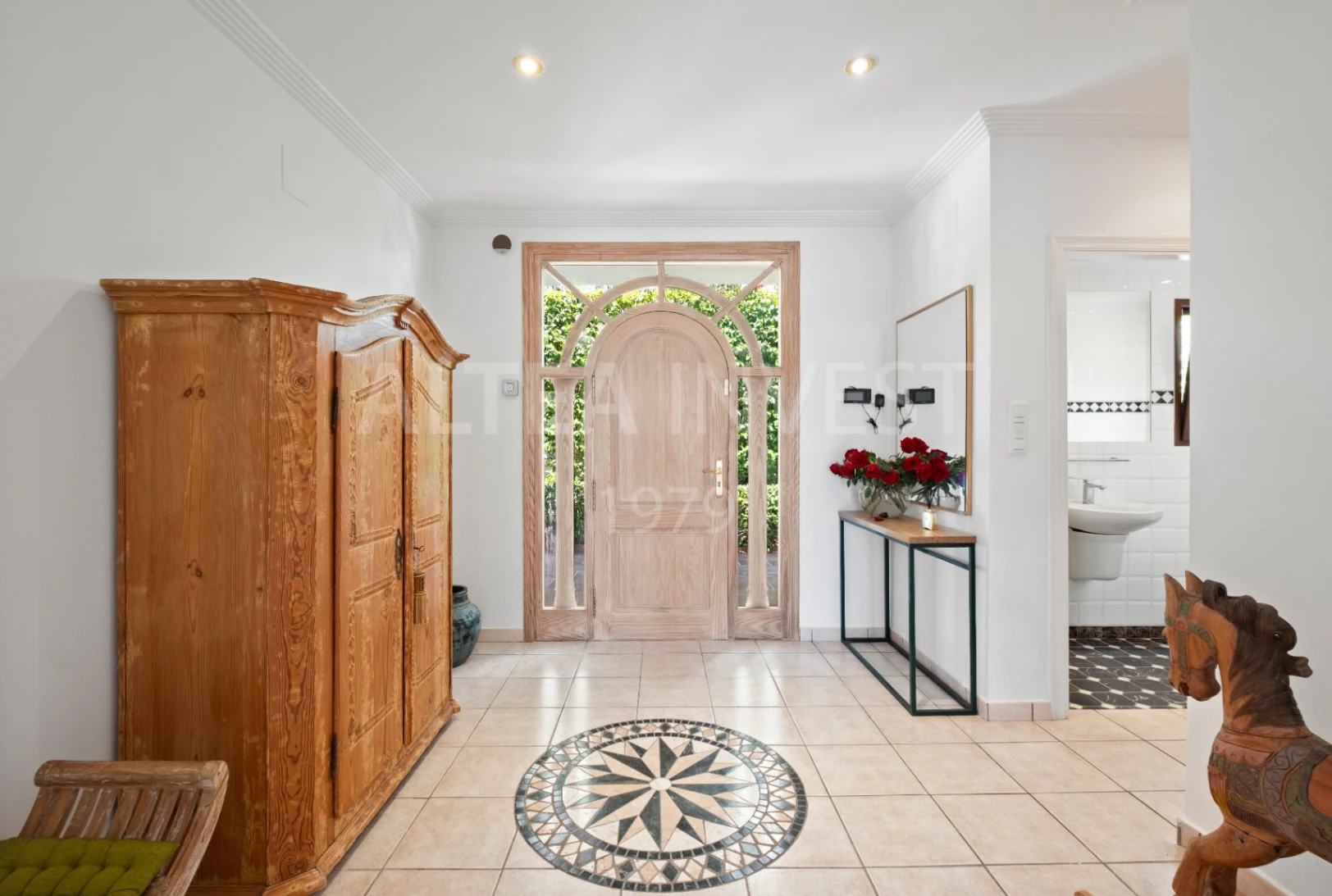 Elegant and spacious villa with open views over the Bay of Altea.