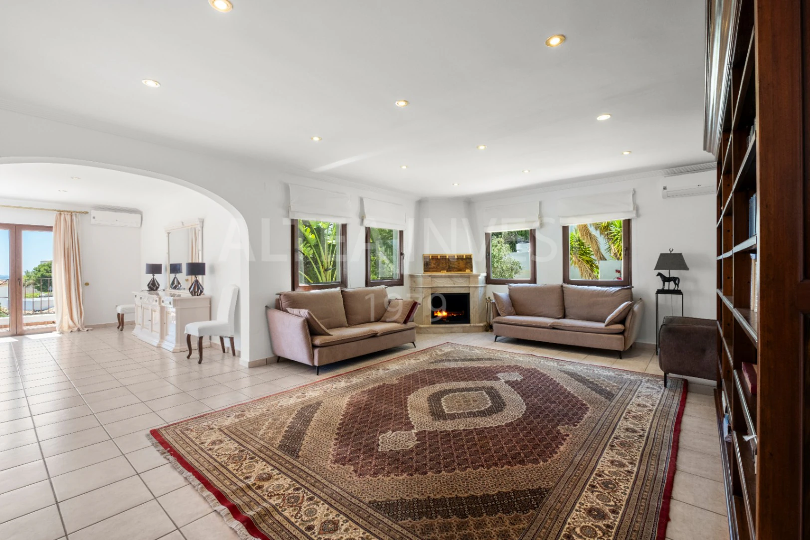Elegant and spacious villa with open views over the Bay of Altea.