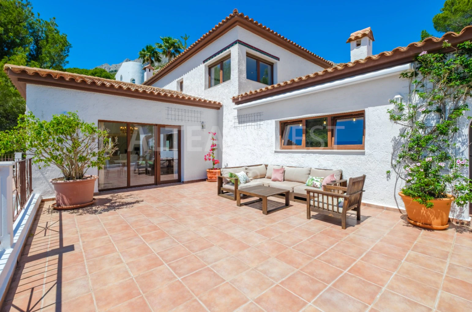 1189 - Elegant and spacious villa with open views over the Bay of Altea.