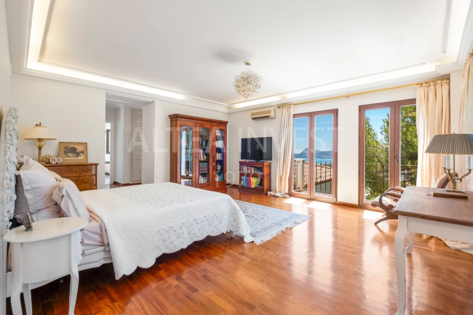 1189 - Elegant and spacious villa with open views over the Bay of Altea.