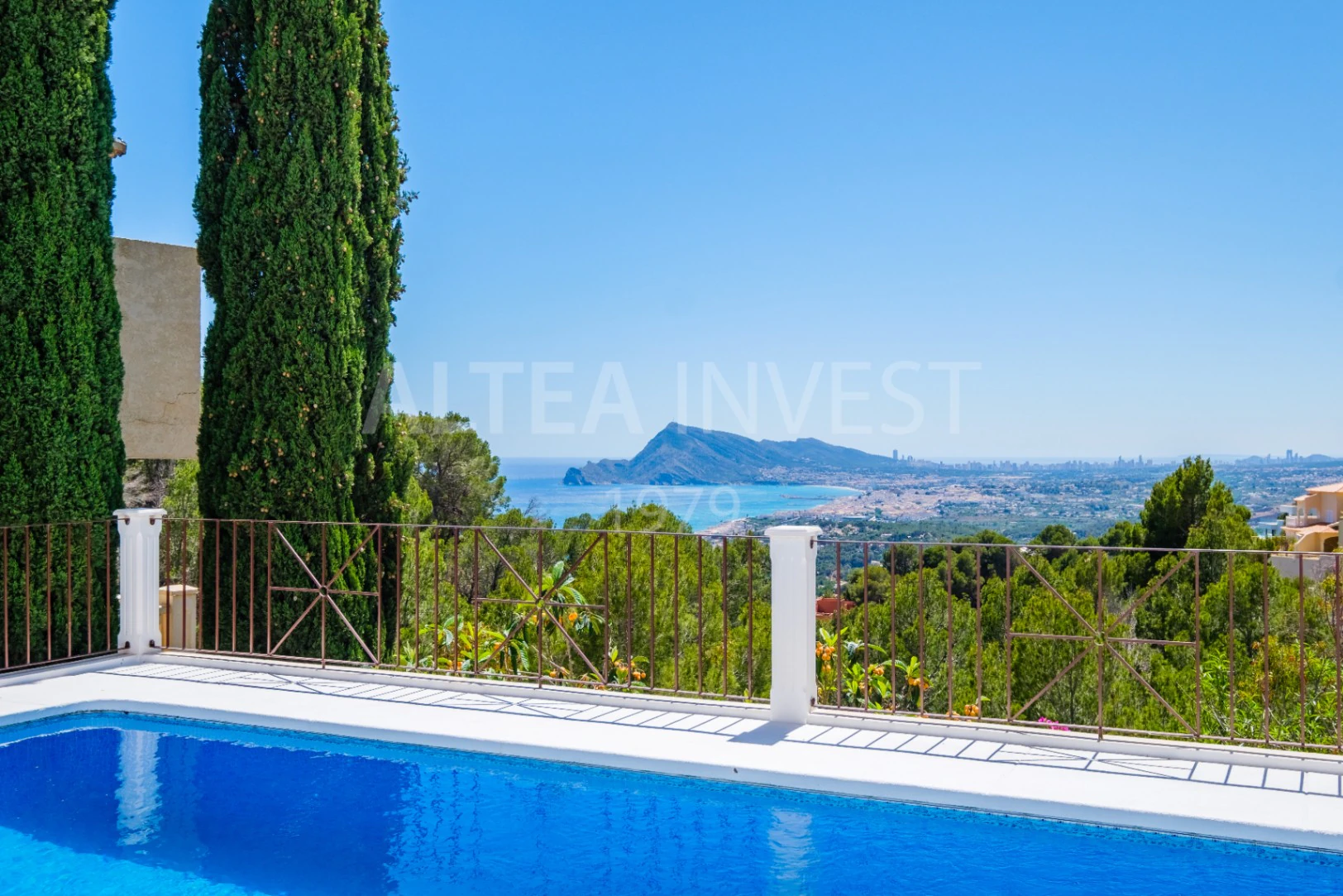 1189 - Elegant and spacious villa with open views over the Bay of Altea.