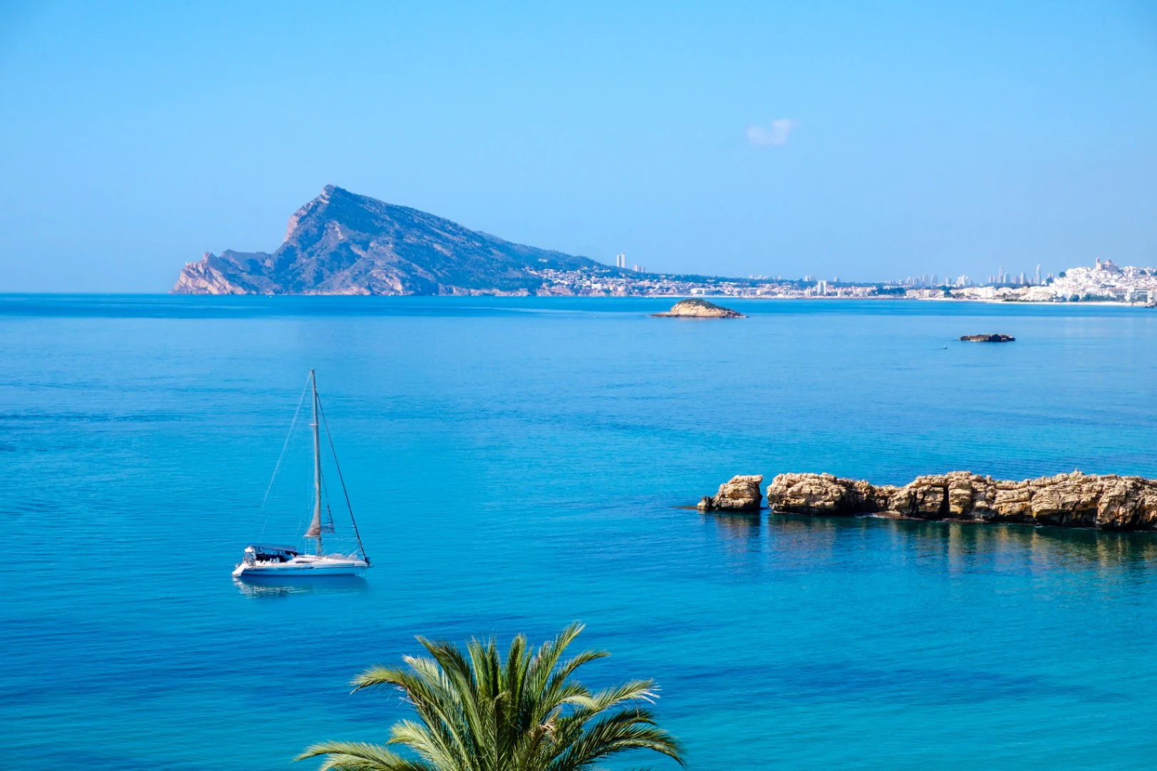 1552 - Beachfront Apartment with Panoramic Sea Views in Mascarat, Campomanes Marina