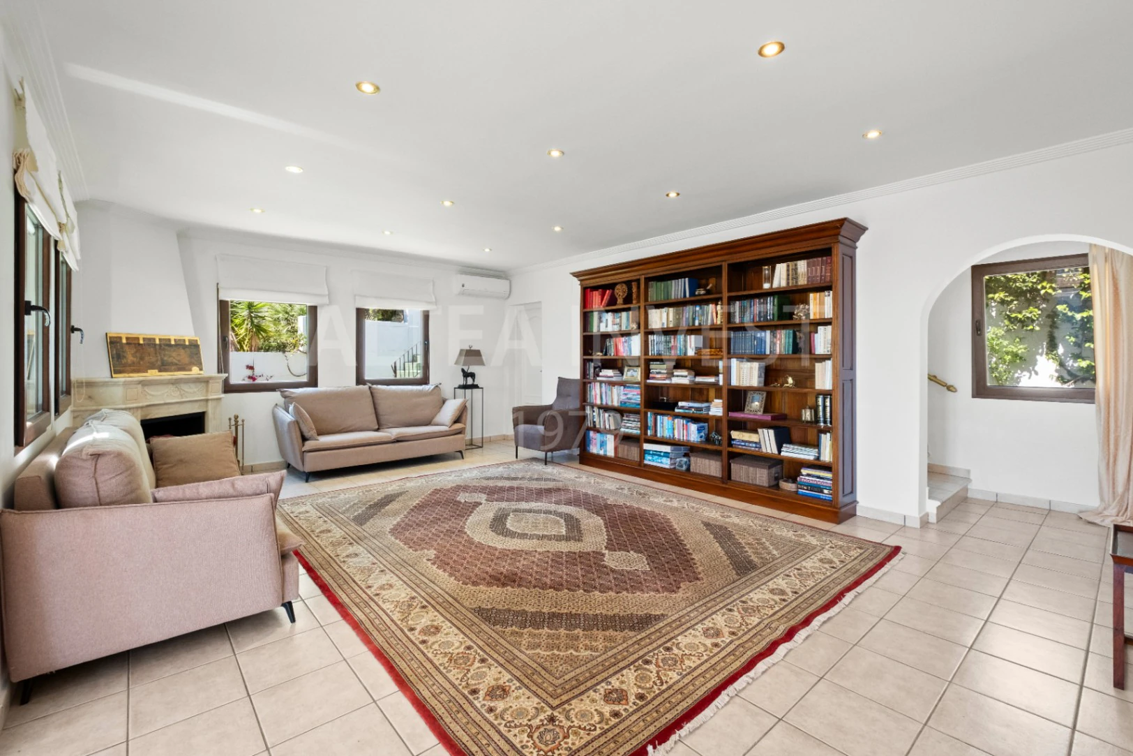 1189 - Elegant and spacious villa with open views over the Bay of Altea.