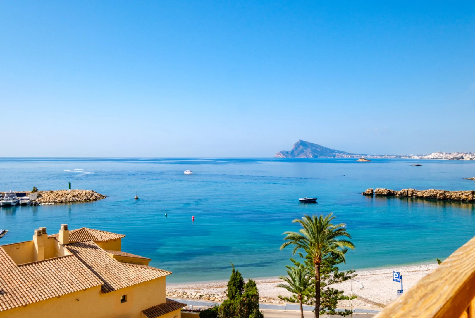 1552 - Beachfront Apartment with Panoramic Sea Views in Mascarat, Campomanes Marina