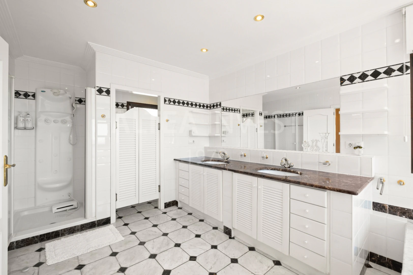 1189 - Elegant and spacious villa with open views over the Bay of Altea.