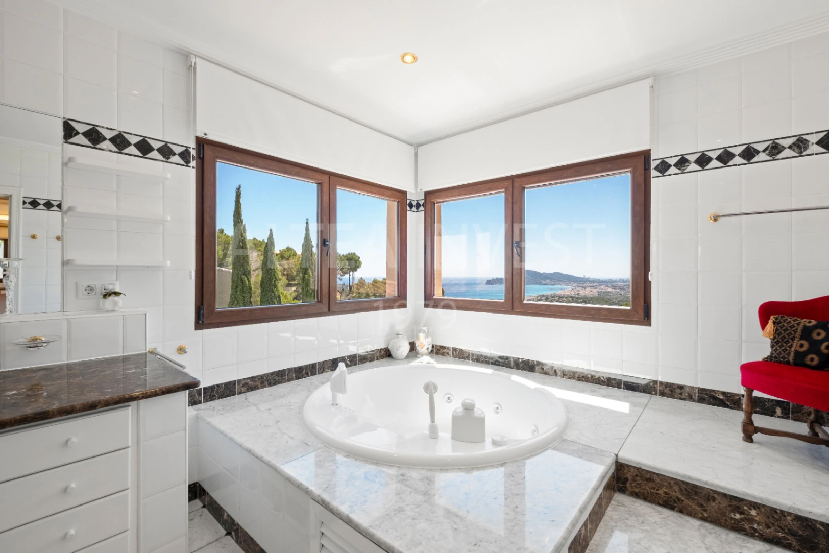 1189 - Elegant and spacious villa with open views over the Bay of Altea.
