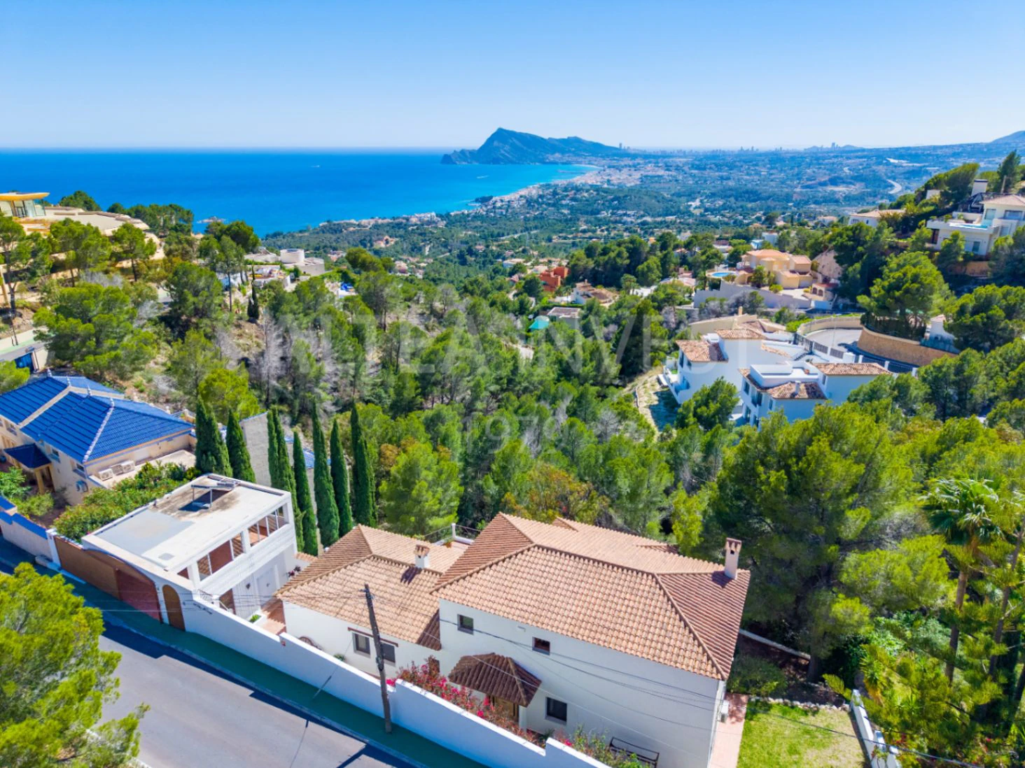 1189 - Elegant and spacious villa with open views over the Bay of Altea.
