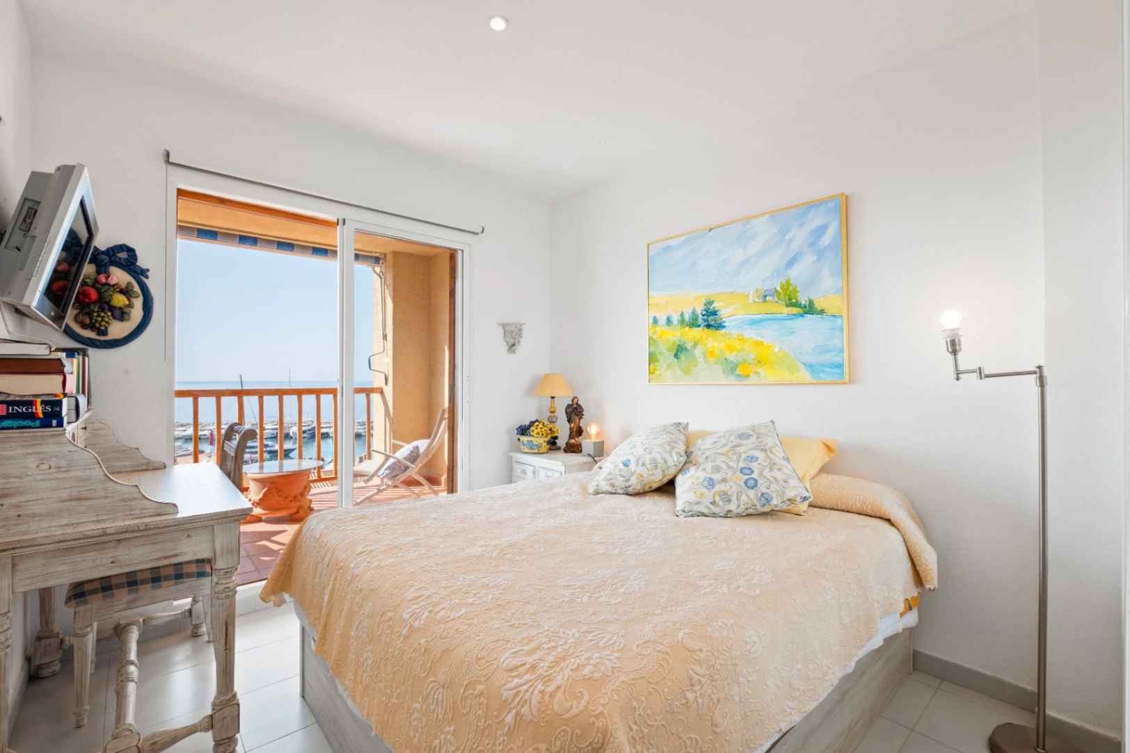 1552 - Beachfront Apartment with Panoramic Sea Views in Mascarat, Campomanes Marina