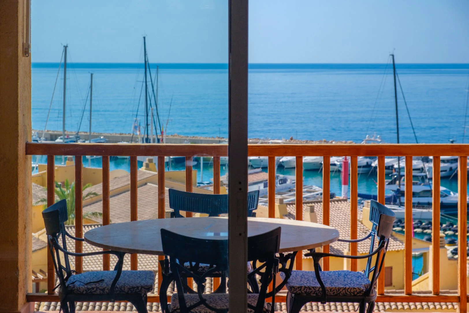 1552 - Beachfront Apartment with Panoramic Sea Views in Mascarat, Campomanes Marina