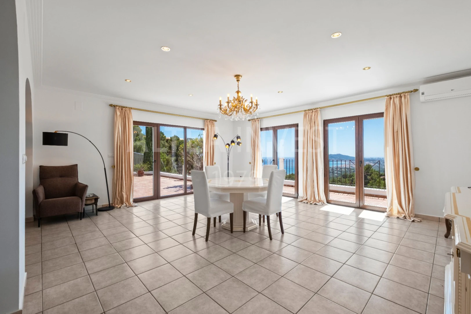 1189 - Elegant and spacious villa with open views over the Bay of Altea.