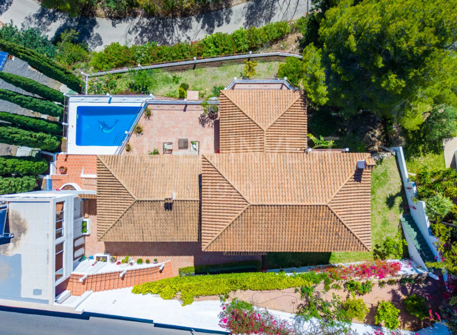 1189 - Elegant and spacious villa with open views over the Bay of Altea.