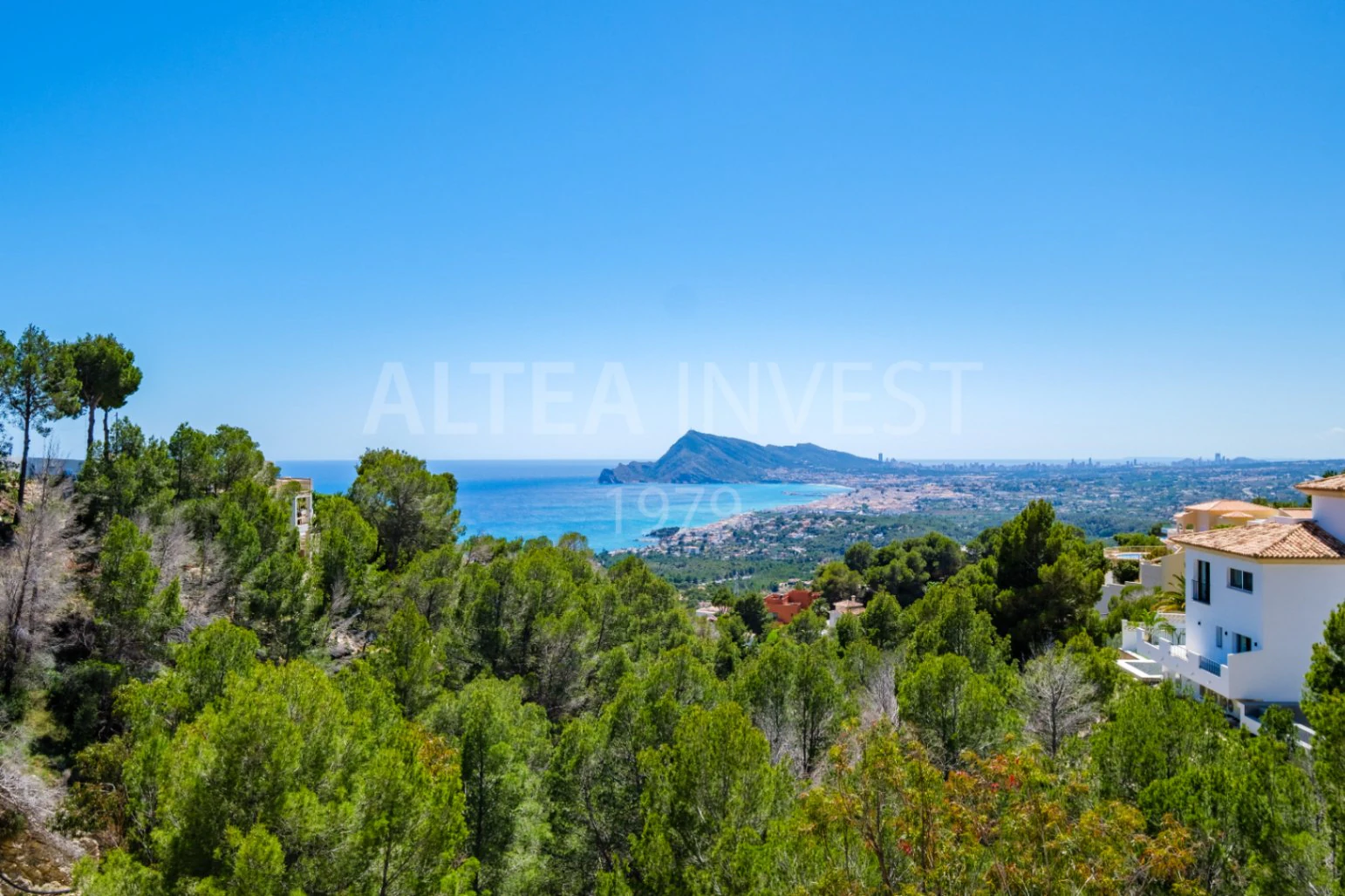 1189 - Elegant and spacious villa with open views over the Bay of Altea.