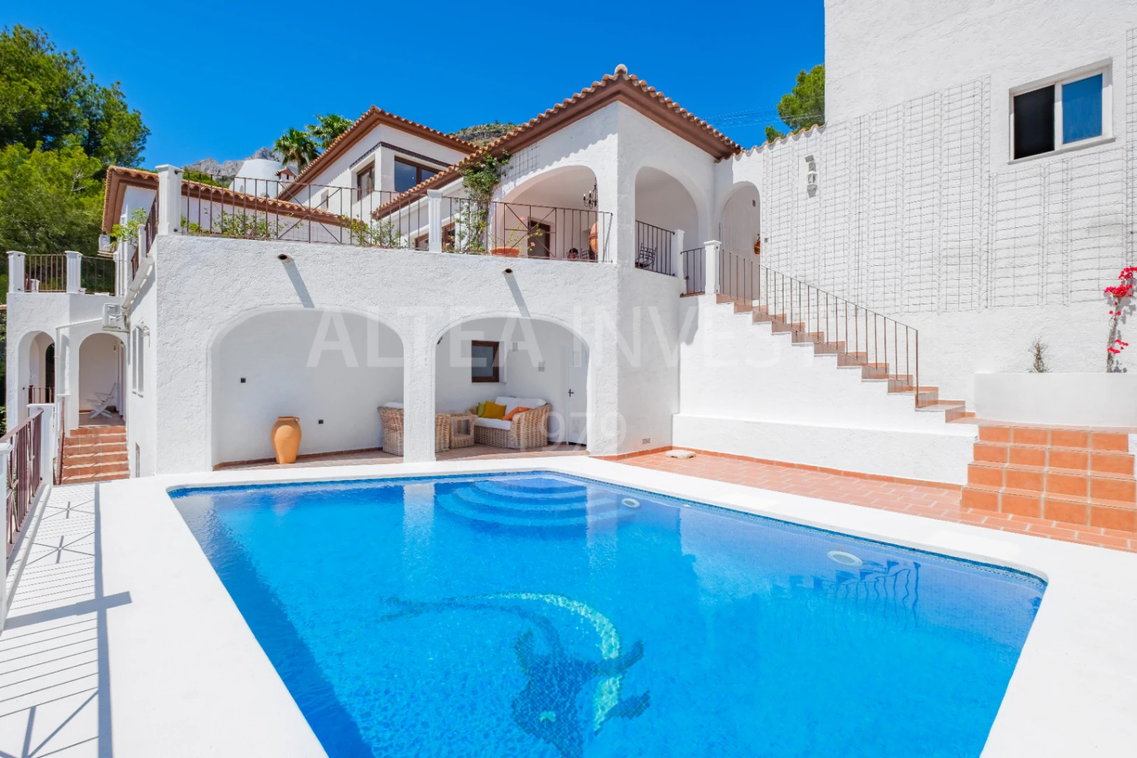 1189 - Elegant and spacious villa with open views over the Bay of Altea.