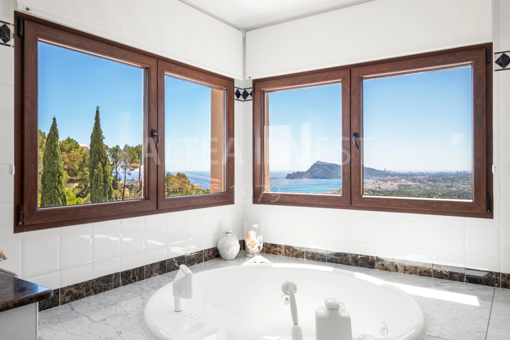 1189 - Elegante und geräumige Villa mit Blick auf die Bucht von Altea.
