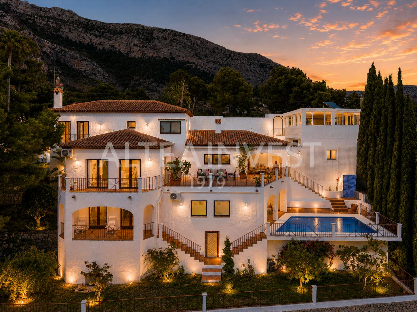 1189 - Elegant and spacious villa with open views over the Bay of Altea.