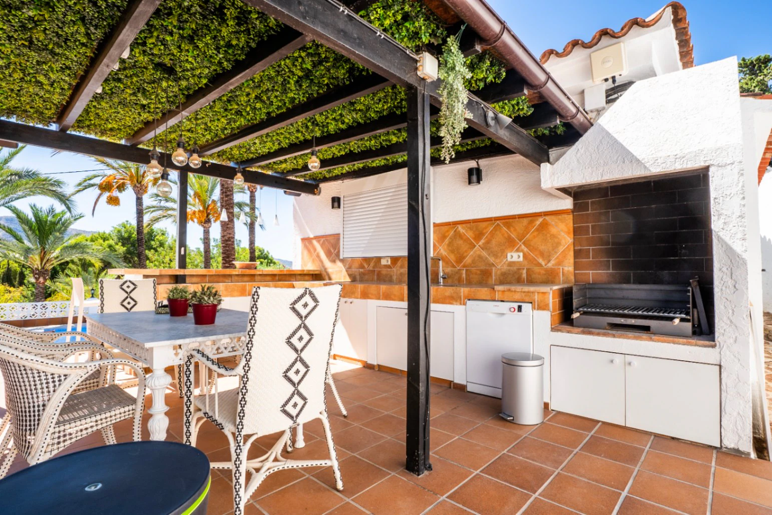 1505 - Completely renovated Mediterranean villa in El Planet.