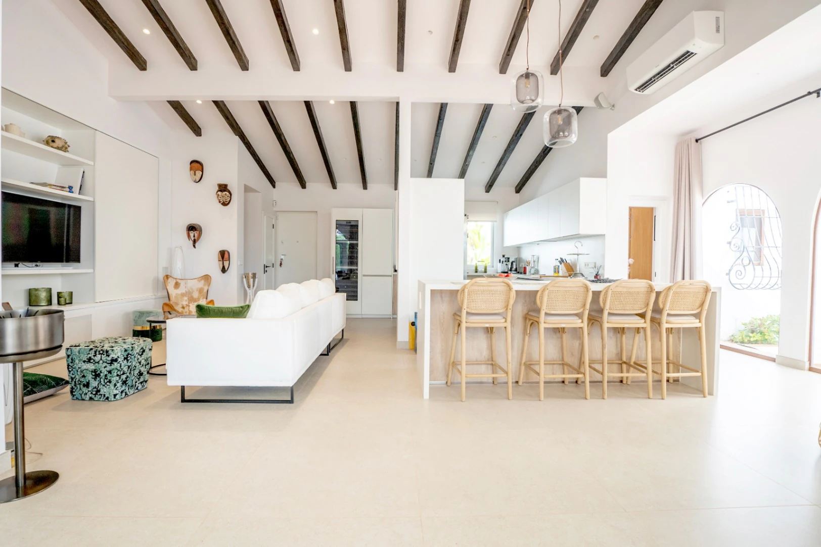 1505 - Completely renovated Mediterranean villa in El Planet.